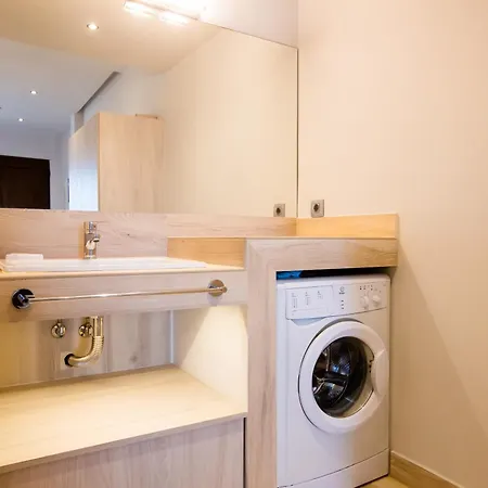 Locandina Living Apartment